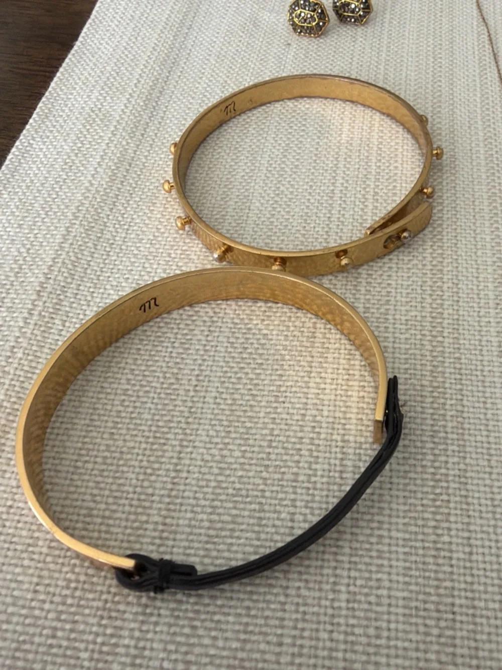 Jewelry lot Gold-Tone Bracelets, Earrings, Necklace - Women’s Statement Jewelry - Picture 5 of 7